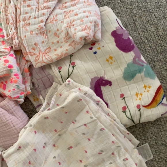 Bunch of muslin swaddle blankets!! - Picture 3 of 4